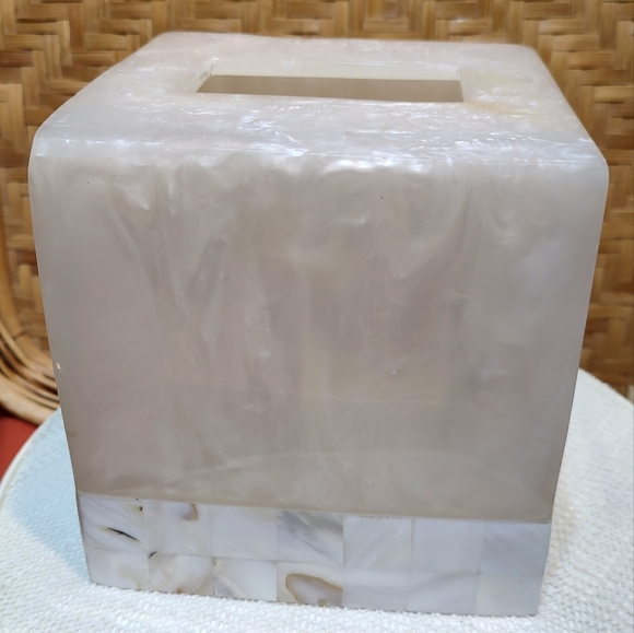 Capiz Shell Tissue box holder - Picture 2 of 7